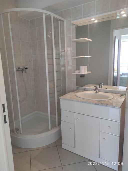 T2 Clim Avec Terrasse Et Place De Parking Privative Balaruc-les-Bains Luaran gambar